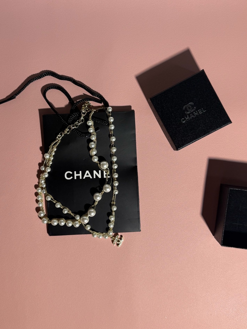Women Chanel. White Pearl and Gold-Tone Chain Necklace